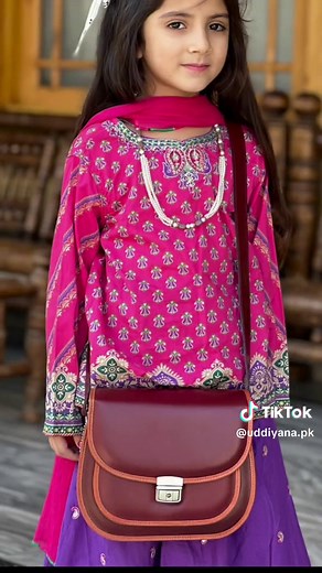 Premium Quality Hand Bag for Ladies. 👉 Handmade 👉 Pure Cow Leather 👉 Mentioned colour only 👉 Premium Quality 👉 Easy Return Policy 👉 Open Parcel 👉 Shipping all over Pakistan For order WhatsApp 03105954934 Or Visit => uddiyana.pk/shop/ #Fashion #uddiyana #handmade #fashionstyle #handbag #premium #bag #ladies #shopping