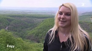 Emmy, Melanie und Tanju sind arbeits- und perspektivlos. Damit die Anfang 20-Jährigen ihr Leben auf die Reihe bekommen, haben ihre Familien sind in die Karpaten geschickt. ⛰️ In der Gebirgsregion sollen sie Fleiß, Teamarbeit und Demut lernen. 🙏 #taff #archive 👉 Teil 1 unserer Wochenserie aus dem Jahr 2017! | taff