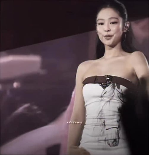 @editx.more on Instagram: "🇯🇵 日本では、人々の足跡が電気に変わる！⚡ 圧電タイルを使って、一歩ごとに小さなエネルギーを生み出します。 何百万人もの人々の歩みが集まると、渋谷駅のような場所でLEDライトやディスプレイを動かすことができます。 動きをクリーンで再生可能なエネルギーに変える——持続可能でスマートな都市づくりの素晴らしいアイデアです🌱💡 #日本のイノベーション #圧電 #未来技術 #グリーンエネルギー #再生可能エネルギー #クリーンエネルギー #持続可能な未来 #スマートシティ #テクノロジーの力 #エコ技術 #都市エネルギー #東京ライフ #渋谷駅 #イノベーション #モダンジャパン #エコフレンドリー #スマートテクノロジー #エネルギー革命 #テックニュース #サステナブルライフ"