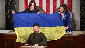 Watch Zelensky unveil flag during historic speech to Congress