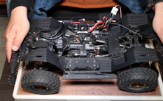 SCX10-iii 三代 KIT版本组装问题2-电机、小舵机和电池仓的底盘布局