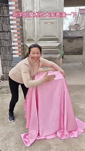 Title: Unbelievable Magic Trick! Watch Me Do It Live