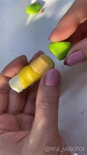 I’m still trying to create the perfect cane for a pineapple 🍍✨ Do you think I got it right this time? 😅 The problem is that when I scale down the cane, some of the outer colors always disappear, so I have to do a little touch-up on the pineapple 🎨. I really want to find the perfect polymer clay proportions so I don’t have to repaint it. By the way, lately I enjoy using oil paints and coloring the clay before baking, because it gives a softer and more transparent color.☺️ Also, when I make pin