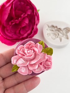 Check out this new flower mold . It is so pretty !! Can be used with fondant or Chocoloate . Fill your mold and remove . Quick and easy ! #fondantflowers #fondantdecoration #christinesmolds #cakedecorating #edibleflowers #flowercake | Christine's Molds
