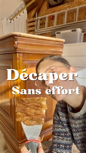 Estelle Leonetti I Rénovation meubles anciens, brocante, Avignon on Instagram: "Quand un meuble est recouvert d’un vernis polyuréthane, le ponçage peut vite devenir un cauchemar. Sur les plats… et encore pire sur les moulures. 👉 Et pourtant, je vais être honnête : je ne suis pas du tout fan des décapants chimiques. Je les ai longtemps trouvés chers, peu efficaces et peu écologiques. Il fallait en utiliser une quantité astronomique pour obtenir un résultat passable. ✨ Mais j’ai enfin trouvé LA p