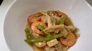 Masak Apa Masak Mystyle Sambal Godok Javanese Fried Vegetables in coconut sauce. Sambal Godok is a Javanese cuisine. It is almost smiliar to Sambal Goreng, but the former is cooked in coconut milk and the latter has coconut gravy. Similarly Sambal goreng which fried most condiments but not for this version . This food is very popular Indonesia and Singapore and usually prepared for festive occasions like Hari Raya. #sambalgodokmystyle #javanesefriedvegetablesmystyle #halalmalaycooking #mamm #mas