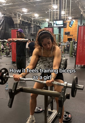 Bicep Training Insights for Women in the Gym