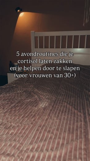 𝔻𝕖𝕓𝕠𝕣𝕒𝕙 | Hormoonbalans & Rust on Instagram: "Veel vrouwen denken dat slecht slapen, een opgeblazen buik of een “aan” hoofd er nou eenmaal bij hoort. Maar vaak staat je lichaam simpelweg nog in overlevingsstand. Dit zijn 5 avondroutines die mijn lichaam helpen om te zakken, mijn cortisol te reguleren en weer tot rust te komen 👇 ✨ 1. Overgangsmoment creëren Ik bouw bewust een overgang in van “doen” naar “rust”. Bijvoorbeeld door mijn dag af te sluiten met opruimen, opschrijven wat uit mij