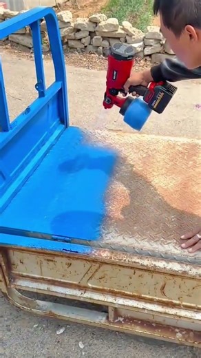 Painting Metal Trucks Automatically Using Electric Spray Guns for Professional Projects