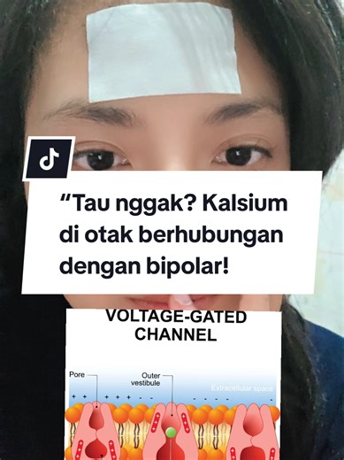 “Tau nggak? Kalsium di otak berhubungan dengan bipolar!” Kalsium (Ca²⁺) berperan penting dalam: 🧠 Pelepasan neurotransmitter 🧠 Aktivitas listrik neuron 🧠 Regulasi emosi Pada bipolar: ⚠️ Terjadi dysregulation Ca²⁺ signaling → neuron lebih mudah “overaktif” ➡️ Mood bisa naik (mania) atau turun (depresi) 💊 Lithium & mood stabilizer membantu menstabilkan sistem ini 📚 DAFTAR PUSTAKA Berridge, M.J. (2014). Calcium signalling and psychiatric disease. Nature Reviews Neuroscience. Harrison, P.J. et 