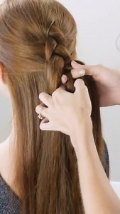 Half Up Half Down Braid Tutorial 🍁👩🏻‍🦰 Autumn is approaching (aka Redhead Season) and there’s nothing more fall than a chunky braid, cozy sweater & the crisp air! In this tutorial, we do a simple braid keeping in mind the following techniques: 1️⃣ Dive down with your fingers 2️⃣ Make sure the hair from the sides are smooth before adding on 3️⃣ Finish grabbing hair from the sides if you want the 1/2 up 1/2 down look, like this tutorial. You do have the option of stopping at the nape and secur
