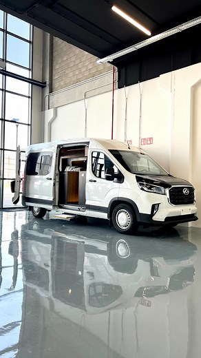 🚐 ¿Furgoneta china y camper? 🇨🇳 Así es la Maxus Deliver 9, preparada por el camperizador gallego @ciclopecamper. Se llama Maxus Cíclope Mencía 230 equipa un motor 2.0 TD de 150 CV y ofrece un interior de buena calidad, con detalles muy bien pensados y soluciones prácticas. Además en su interior encontramos materiales de buena calidad, para hacernos sentir como en casa. La zona camper tiene garantía de por vida, ofreciendo 5 años o 160.000 kilómetros para la parte del furgón. 💶¿Su precio? 61.