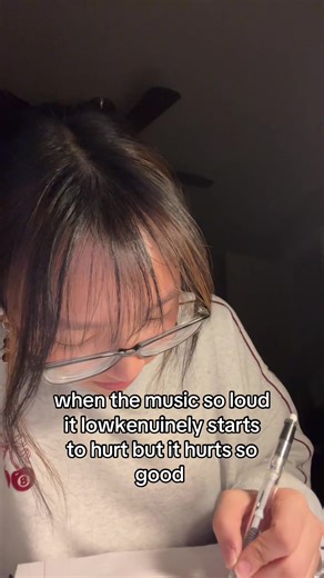 boii this girl doing anything but her calc work 🫲🫲😭😭 #fyp #music #anime #bakudeku #aot