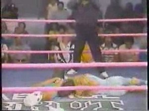 Sara & Mabel vs Southern Belles (GLOW Wrestling) Espanol