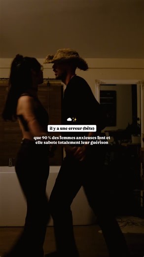 Kœlía 🪽⊹ Ton Alliée Anti-Anxiété ♡ ⊹📍Monténégro on Instagram: "Pendant des années, j’ai fait la même erreur que 90 % des femmes anxieuses 😶‍🌫️ Je cherchais la solution dans ma tête. Sauf que le problème n’était pas dans ma tête, mais dans mon système nerveux complètement dysrégulé. Voici ce qui se passait réellement dans mon corps 👇🏼 ⟡ mon système nerveux était bloqué en mode survie ⟡ mon cortisol (hormone du stress) était élevé en permanence ⟡ mon corps croyait qu’il était en danger h24 J