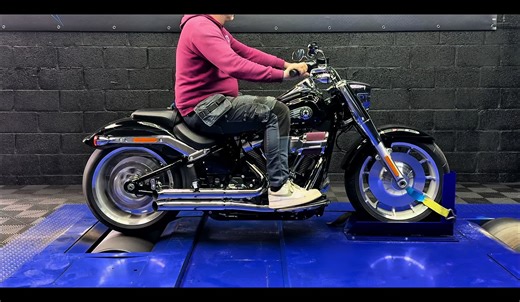🆕 Reprogrammation Moteur sur mesure stage 1 sur cette Harley Davidson Fat Boy 117. En collaboration avec la Concession Harley Davidson Namur. Encore une collaboration qui paie ▪️Puissance annoncée d’origine : 103 Ch I 168 Nm ▪️Puissance mesurée d’origine : 114HP I 166 NM Avec échappement et filtre sans réglage ▪️Puissance mesurée Stage 1 : 130 HP I 198 NM ⚙️ Échappement ⚙️ Filtre à air ——————————————————————— ⚙️ Reprogrammation Moteur Stage 1 ⚙️ Diagnostic Gratuit 🆓 ——————————————————————— ✔️ 