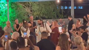 Kıbrıslı Türklerin Düğünlerinde Testi Geleneği Sürüyor Genellikle yaz aylarında gerçekleştirilen ülkemizdeki düğünlerde testi geleneği devam ediyor. Yeni kurulacak yuvaya bolluk, bereket ve mutluluk getirmesi temennisi ile testi kırmak, yurdumuzun her bölgesinde uygulanan en eski kına adetlerin biri durumunda. YEŞİLIRMAK'taa DİLLİRGA Restoran'da yapılan düğünde yapılan testi oyunu izleyenleri ve oynayanları mest etti. Video: Güren Tilki | Gıynık Gazetesi