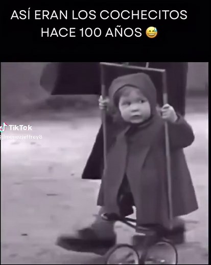 No vas a creer cómo eran los cochecitos de bebé hace 100 años! Impulsados por la aristocracia y una venta clave de patente, estos primeros diseños pronto se expandieron por toda América, diseñados para transportar el cargamento más preciado. Muy diferentes de los modelos sintéticos y aerodinámicos de hoy, los cochecitos vintage estaban hechos de metal, mimbre, madera y caucho, con telas naturales como algodón o lana. Eran elegantes, funcionales y muy distintos a los diseños modernos #history #hi