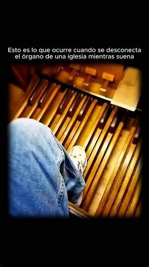 HYPER¡nteresante! | Datos & Curiosidades on Instagram: "En el momento en que se corta la energía, el instrumento no queda en silencio: colapsa de manera perturbadora. Los órganos de tubos dependen de un flujo de aire constante y de control eléctrico para mantener miles de tubos en equilibrio. Cuando el sistema se apaga de golpe, la presión del aire cae de forma desigual, las válvulas se liberan a velocidades distintas y los tubos se desafinan en tiempo real. En lugar de un corte limpio, el sonid