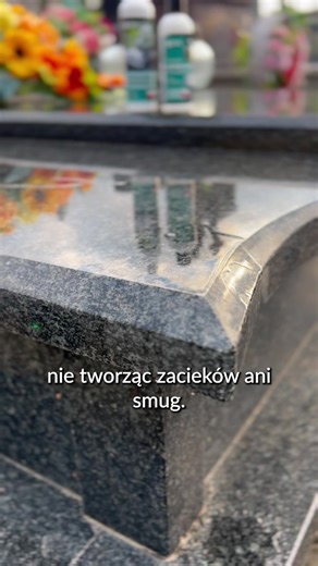 🕯️ „Myślałam, że to potrwa godzinę… a po 15 minutach nagrobek wyglądał jak nowy.” Zestaw Shieldon do czyszczenia i impregnacji działa błyskawicznie – usuwa zabrudzenia, przywraca blask i ożywia kolor kamienia. 💧 A impregnat tworzy niewidzialną warstwę ochronną – dzięki niej woda i brud po prostu spływają. Efekt? Dłużej czysty, lśniący i zadbany nagrobek – bez wysiłku. | Shieldon Protects