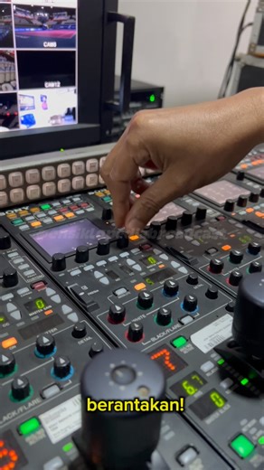 Ensiklopedia Broadcast on Instagram: "Penasaran gak sih???kok warna kamera dan pencahayaannya sama semua ketika menggunakan sistem multicamera??? Ini dia jawabannyaa, CCU atau Camera Control Unit !!! #ensiklopediabroadcast #multicamera #ccu #cameracontrolunit #anakevent #anaktv #livestreaming #DOP #colourcorrection"