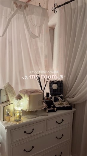 りさ on Instagram: "生活感ほぼゼロ、フレンチガーリー系のお部屋🕯️🦢🩰 #roomtour #myroom #ルームツアー #フレンチガーリー #インテリア"