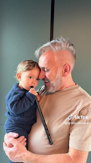 Amir cântă de ziua bunicului cu Puiu