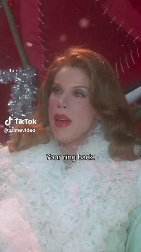 How could she resist? 🎥: #HowTheGrinchStoleChristmas