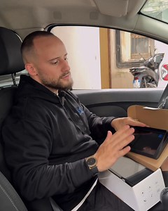 Installa in 2 minuti e trasforma subito la tua auto in un veicolo di ultima generazione. Con l’autoradio portatile 7″ hai CarPlay/Android, schermo touchscreen ad alta definizione e connessione Bluetooth immediata. Non servono elettrauti, non servono modifiche: monti la ventosa o la staffa, colleghi il telefono e sei pronto a usare mappe, musica, chiamate e comandi vocali direttamente dal display! | Top di Gamma | Facebook