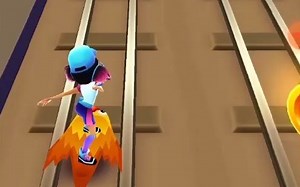 永无尽期的轨道；熟悉的左右移动闪避、下滚、跳跃、召唤滑板续跑。地铁跑酷这款游戏真的持久！