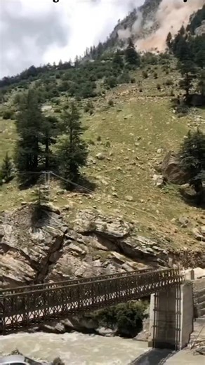 Explore the wild on Instagram: "What can you do if you’re caught in a rock slide? ⛰️ Rock slides — sudden movements of rock, soil, and debris down a slope — are among the most dangerous natural hazards in mountain terrain. They can be triggered by rain, snowmelt, earthquakes, or human activity, and they move with incredible force. 📌 Statistics & Science • Rock slides can travel at speeds of 40–60 mph (64–96 km/h), fast enough to outrun most people. • A single cubic meter of rock weighs over 2,5