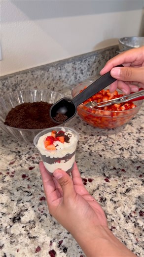 Cheesecake Cups Recipe✍🏼 #explore #trending #viral #reels #video #facebookreels #recipe #easyrecipes #diy #doityourself #dessert #desserts #easydesserts #desserttable #cheesecake #cheesecakecups #oreo #strawberry #nobakecheesecake #piping #wilton #wiltonpipingbag #learn #follow #laredotx | Makeup by Jess