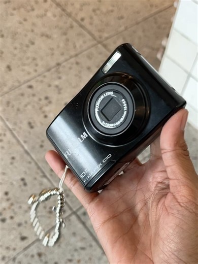 Jual Digicam & Kamera Analog on Instagram: "#inimasihbisadibeli Fujifilm Finepix C10 Fisik judge by pic Semua fungsi normal LCD amaann Menggunakan baterai AA, disarankan Alkaline/Rechargeable Include : unit kamera, memory, AA Alkaline Free pouch, bead strap, freebies 💸 harga dm ya guys 💸 request shopee +admin 7% bisa spaylater✨ ‼️tanpa video unboxing, komplain tidak diterima‼️ #fujifilmfinepixc10 #digicamfujifilm #digicam #jualdigicam"