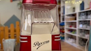 Every kid loves popcorn! The most amazing part is watching it be made for children despite what you may think. The old fashioned kettle corn is a pleasure to watch be made (as well as eat) as it shows children how objects can change and practice their observation skills! 🍿 #theinspirephilosophy#learningthroughplay #playbasedlearning #econursery #jumeirah #dubaitag #dubaiinstagram #mydubai #instagramreels | Kids Island Nursery