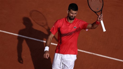 VIDEO. Roland-Garros : "Le journal de 20 h commence…" Quand Novak Djokovic fait la légendaire "bascule" pendant son interview sur France 2