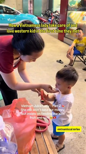VietnamLocalMrLee🇻🇳 on Instagram: "When a Vietnamese lady meets a Western kid for the first time, something magical happens. She doesn’t need to speak the same language @ the love comes naturally. She will: • Fix the kid’s hair like they’ve known each other for years • Offer snacks within 5 seconds (“Ăn đi con, ăn cho vui!”) • Gently guide them when crossing the street (Vietnamese instinct) • Laugh at everything the kid does • And treat them like family, even though they just met 10 minutes ag