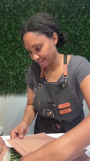 How I Assemble a Thanksgiving Rose Bouquet | Wrap, Fold & Bow Details 🌹🍁