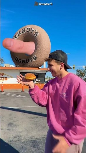 This Guy Bought a Donut From a Shop… But Something Strange Happened! 😲