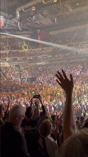 Des Moines, Iowa crowd rocking out to Hey Jude with Paul McCartney