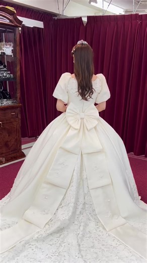 オーダーウェディングドレス💍✨ シャングリラドレスをパフスリーブに変更しました🤍 ボリューミーなお袖はお顔周りがすっきりしとっても可愛いです オーダーウェディングドレスはお好きなドレスにリボンやお袖、ロールカラーなどを追加する事ができます💫サイズもぴったりに合わせるためご自身だけの1着にお作りいたします♡ #ウェディングドレス#オーダーウェディングドレス#結婚式#結婚#ウェディングフォト#ドレス迷子#ドレス試着#ワンアンドオンリー#おすすめ#おすすめにのりたい#fyp#fypシ#ウェディングヘアー#ウェディングネイル#ウェディングドレスキラキラ