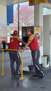 🚨 Publicidad amoral: Shell debió bajar un video que simulaba el secuestro de una mujer en una publicidad 👉 En el spot, dos playeros meten a una joven en el baúl de una camioneta y comentan: “Otra vez la piba esta. Cuándo será el día que la mandemos por ahí”. 💥 La reacción en redes fue inmediata: repudio total por apología de la violencia de género. Tras el escándalo, la empresa pidió disculpas y reconoció que el contenido fue “inapropiado y doloroso”, comprometiéndose a que no se repita. La p