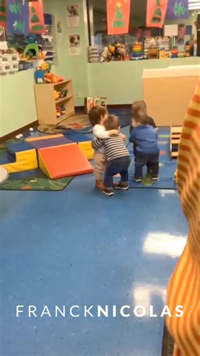 31K views · 946 reactions | ❤️Une bonne dose de douceur de bon matin ! Au passage, sais-tu que le câlin est le meilleur remède contre le stress ?  Le simple contact humain a le super pouvoir de faire baisser ta tension artérielle, de ralentir le battement de ton cœur, tout en déclenchant une joyeuse cascade d’endorphines, ces hormones du bonheur. ➡️ Et toi, quel est ton remède anti-stress ? | Franck Nicolas | Facebook