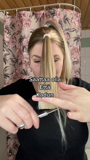 Kiusallinen hiustenleikkausvideo 💇‍♀️ #viral #butterflyhaircut #hiustenleikkaus #kylpyhuonekampaamo #etusivullesi