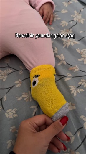 Gunay Jafarova on Instagram: "Corab papaq mövzusu məncə hələ çox nəsillərə ötürüləcək 😅"