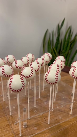 these baseball cake pops were so fun to make ☺️ #baseball #cakepops #cake #bake #baker #bakery #yummy #sweets #sidehustle #treats