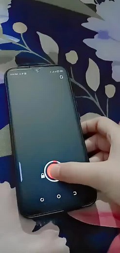 Smartphone Interaction in Dark Mode: A Close-Up View