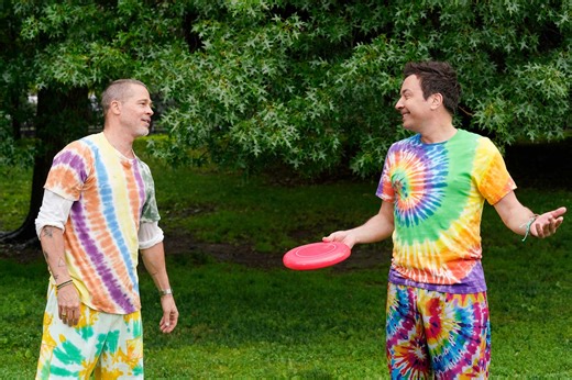 Watch Brad Pitt and Jimmy Fallon Play Trick-Shot Frisbee Golf in Matching Tie-Dye