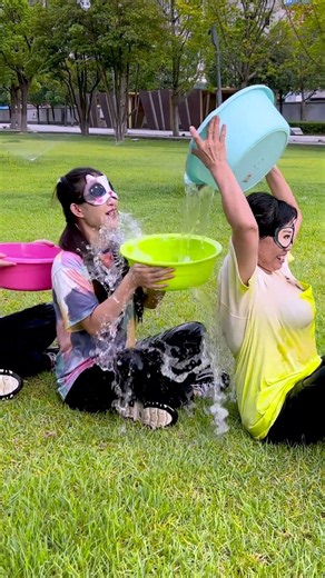 Desafío de pasar el agua, tercera parte, es muy divertido, llama a tus compañeros para que lo
