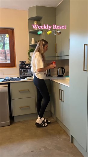 I never do the trash 🚮 can you tell? Definitely a blue job🧢 in this house. Spoiled ya with a long one today. 🧼🧹🧽🫧🧺 #weeklyreset #resetroutine #3hourslater #deepclean #steamcleaning #asmrcleaning #cleanfreak #industrocleanchemicals | Amanda Janse van Rensburg