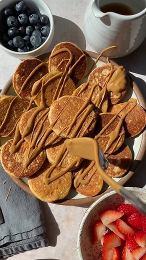 20g of protein per serving of these BLENDER COTTAGE CHEESE PANCAKES 🥞 ambitiouskitchen.com/cottage-cheese-banana-oatmeal-protein-pancakes | Ambitious Kitchen